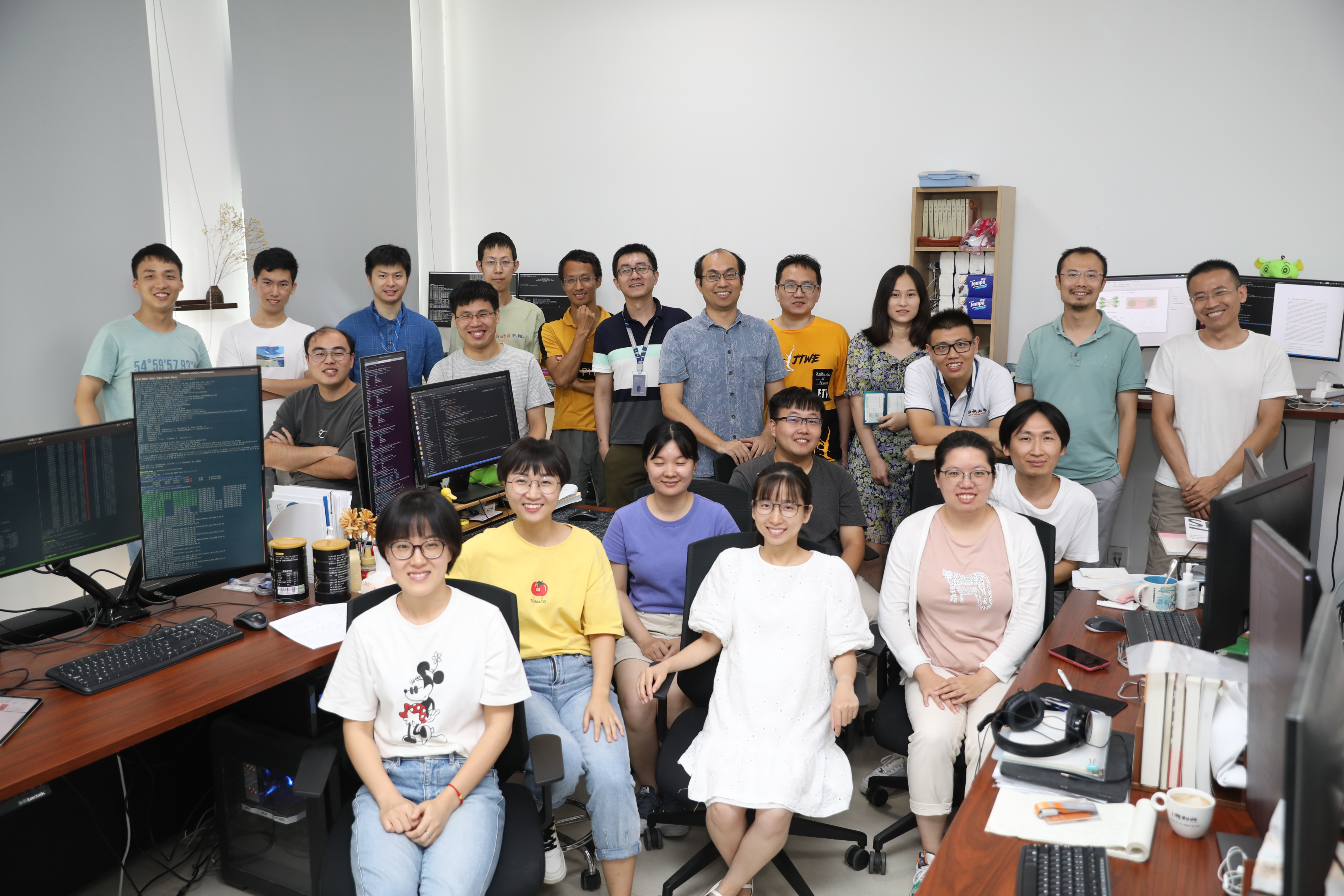 In this photo: Yujia Liu, Xiaoyu Chen, Ye Ding, Xiang Yu, Zongyang Qiu, Jing Xue, Yi Shi, You Xu, Jing Huang, Chengwei Zhang, Jing Xiao, Jinfeng Chen, Yang Guo, Jian Zhu, Tengyu Xie, Xiaoli Lu, Qiaozhu Tan, Yingnan Hou, Yidan Wang, Wenyi Zhang, Cheng Qian